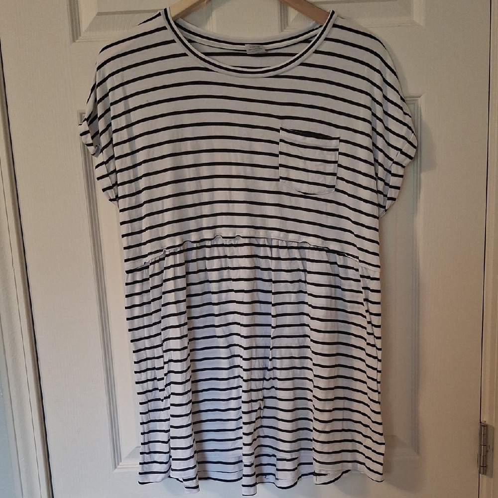 Time and Tru Black and White Striped Short Sleeve Top